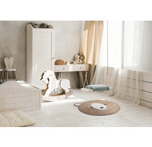 Kinderzimmer mit Schrank, Schreibtisch, Schaukel, Schaukelpferd und Teppich