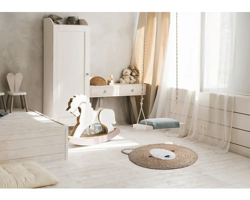 Kinderzimmer mit Schrank, Schreibtisch, Schaukel, Schaukelpferd und Teppich