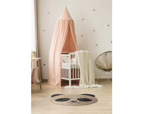 Helles Kinderzimmer mit Babybett, Baldachin, Teppich im Panda Design und Rattan Sessel