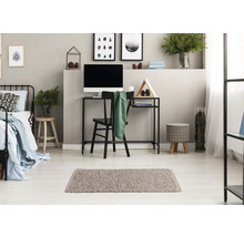 Schlafzimmer mit Bett, Schreibtisch, Stuhl und Teppich