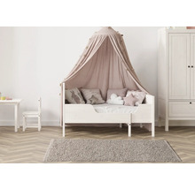 Kinderzimmer mit Himmelbett, Teppich und Kleiderschrank