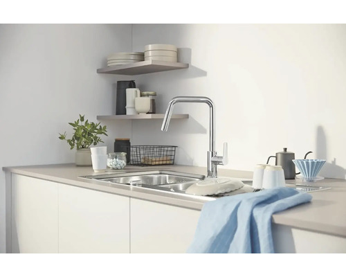 Küchenszene mit Spüle, Armatur und Geschirr