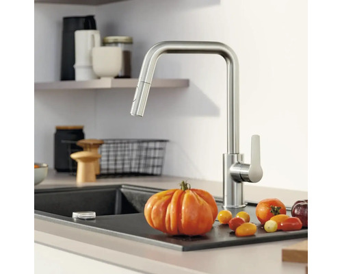 Küchenszene mit Spüle, Armatur und Gemüse