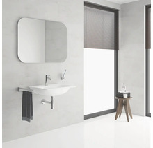 Modernes Badezimmer mit Waschbecken, Spiegel und Holzschemel