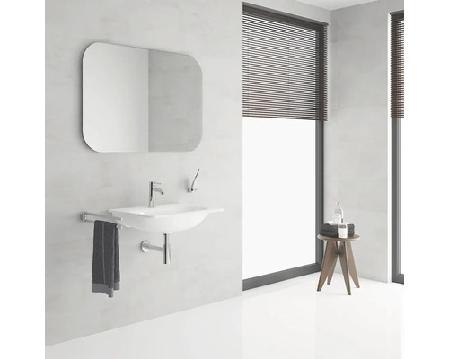 Modernes Badezimmer mit Waschbecken, Spiegel und Holzschemel