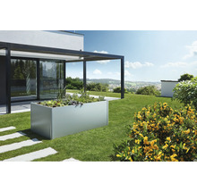 Hochbeet aus Metall im Garten mit Pflanzen und angrenzender Terrasse