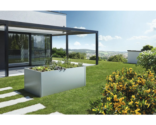 Hochbeet aus Metall im Garten mit Pflanzen befüllt