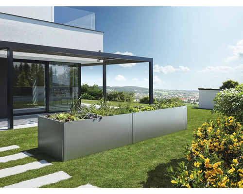 Länglicher Pflanzkasten aus Metall im Garten