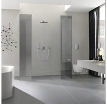 Helles Badezimmer mit Dusche, Waschbecken und Toilette