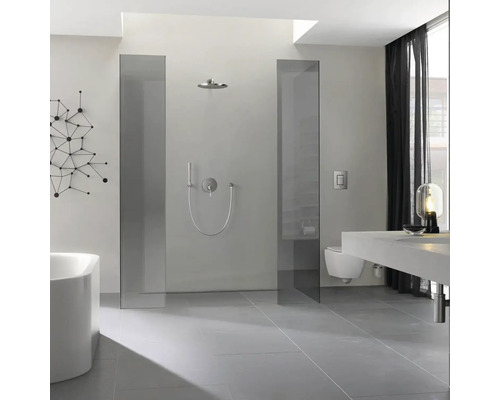 Helles Badezimmer mit Dusche, Waschbecken und Toilette
