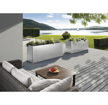 Szene mit zwei rechteckigen, silberfarbenen Pflanzkästen auf einer Terrasse mit Blick auf einen See