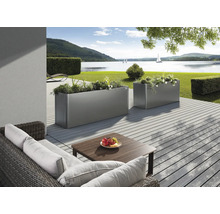 Szene mit zwei rechteckigen Pflanzkästen aus Metall auf einer Terrasse mit Seeblick