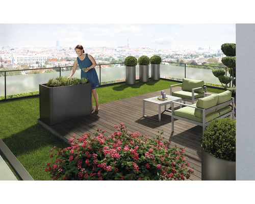 Gestaltete Dachterrasse mit Pflanzenkübel, Sitzgruppe und Blumenschmuck