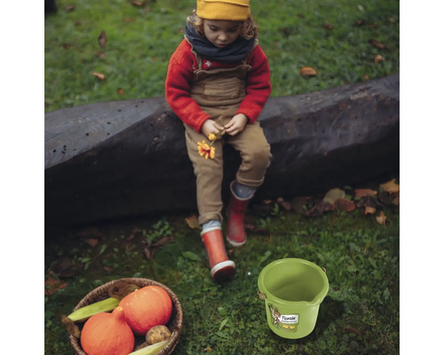 Garten Szene mit Kind, Gemüsekorb und grünem Eimer