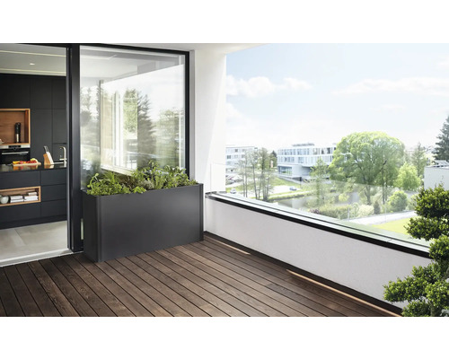 Szene einer Terrasse mit einem bepflanzten Pflanzkasten aus Metall auf einem Holzboden