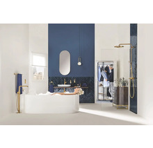 Helles Badezimmer mit Badewanne, Waschtisch, Spiegel und Dusche