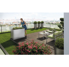 Einrichtungsidee für einen begrünten Balkon mit Hochbeet, Sitzgruppe und Bepflanzung