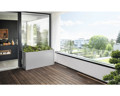 Balkonszene mit modernem Pflanzkasten und Holzboden