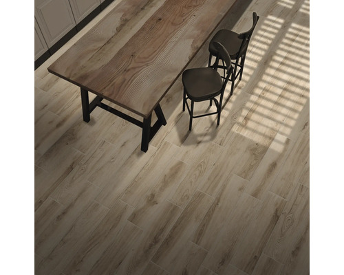 Heller Raum mit Holzbodenfliesen, Esstisch und Stühlen.