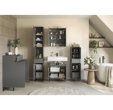 Badezimmer mit Waschtisch, Spiegelschrank und Hochschränken zur Aufbewahrung von Badutensilien