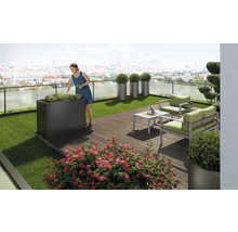 Dachgarten mit Frau, Hochbeet, Gartenmöbeln und Topfpflanzen auf Holzterrasse