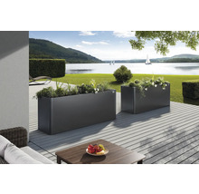 Zwei Pflanzkästen auf einer Terrasse mit Blick auf einen See und eine Berglandschaft.