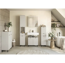 Badezimmer mit Waschtisch, Spiegelschrank und Hochschränken