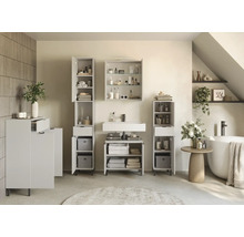 Badezimmer mit Waschtisch, Spiegelschrank und Hochschränken für Badezimmerzubehör