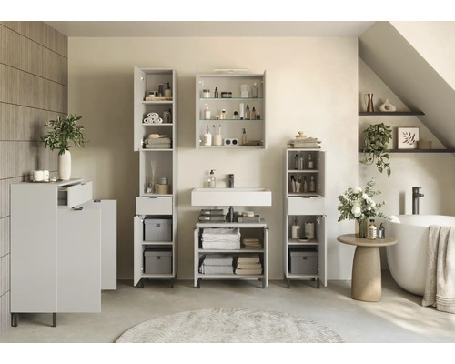 Badezimmer mit Waschtisch, Spiegelschrank und Hochschränken für Badezimmerzubehör