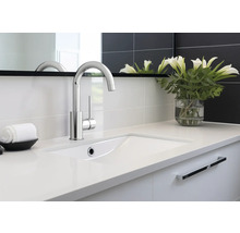 Modernes Badezimmer mit Aufsatzwaschbecken und Armatur