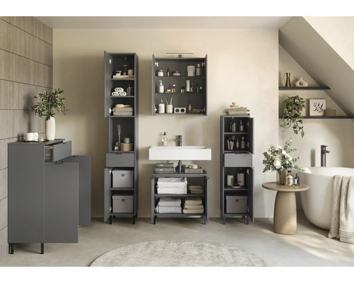 Badezimmer mit Waschtisch, Spiegelschrank und Hochschrank in hellem Design