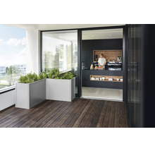 Modern gestaltete Terrasse mit Holzfußboden, Pflanzkästen und offenem Durchgang zur Küche