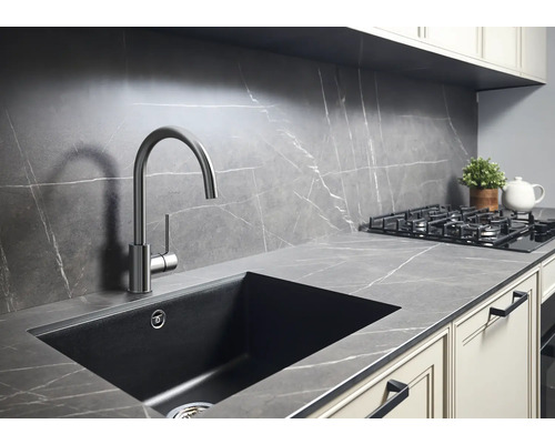 Küchenszene mit Spüle, Armatur und Kochfeld auf Arbeitsplatte