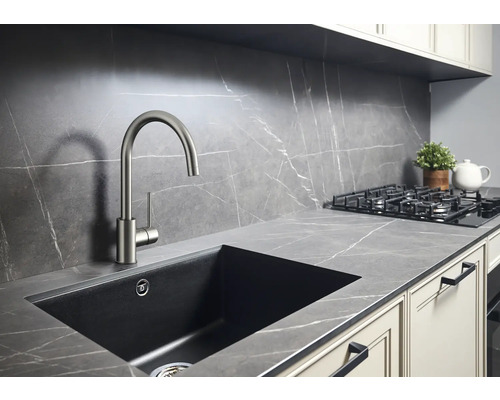 Küchenspüle mit Armatur in einer modernen Küchenzeile