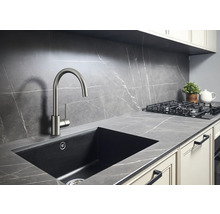 Küchenspüle mit Wasserhahn in einer modernen Küche