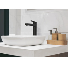 Modernes Badezimmer mit Aufsatzwaschbecken, Armatur und Accessoires