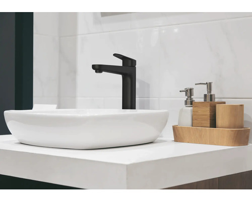 Modernes Badezimmer mit Aufsatzwaschbecken, Armatur und Accessoires