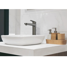 Aufnahme eines Badezimmers mit Aufsatzwaschbecken, Armatur und Badaccessoires
