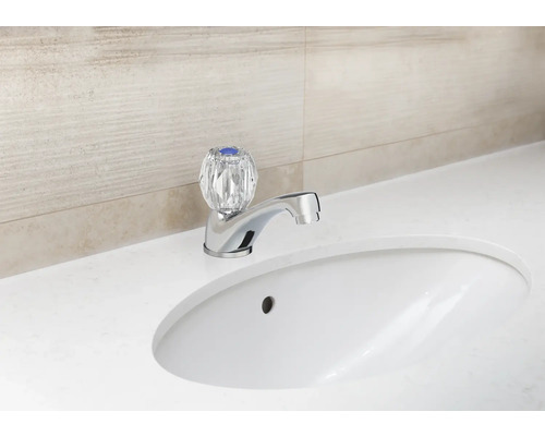 Waschtischarmatur mit transparentem Griff auf einem Waschbecken