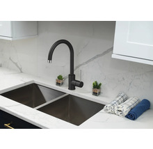 Küchenspüle mit schwarzer Armatur und zwei Becken.