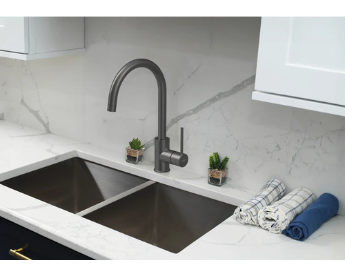 Küchenspüle mit Wasserhahn, Arbeitsplatte und Dekoration