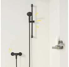Schwarze Duschgarnitur mit Brausestange und Ablage im Badezimmer.