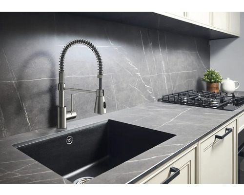 Küchenspüle mit Armatur in einer modernen Küche