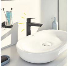 Badezimmer Waschtisch mit schwarzer Armatur und Accessoires