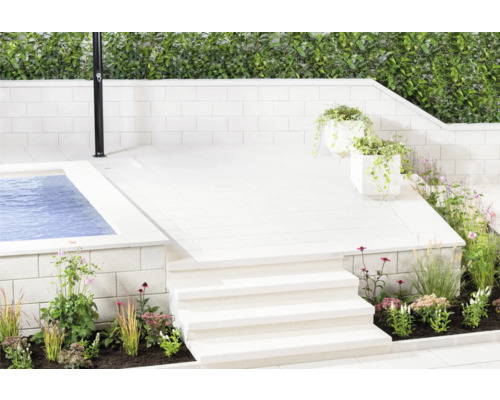 Terrassengestaltung mit Pool, Außendusche, Pflanzen und Steintreppe