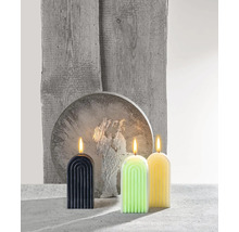 Drei dekorative Duftkerzen in Bogenform, Arrangement mit Holz- und Betonelementen