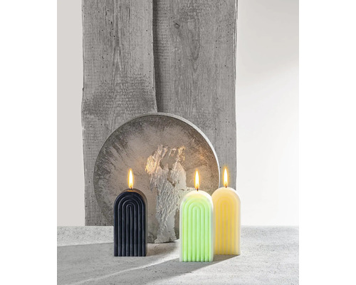 Drei dekorative Duftkerzen in Bogenform, Arrangement mit Holz- und Betonelementen