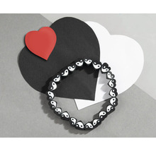 Armband mit Yin-und-Yang-Symbolen und dekorativen Papierherzen