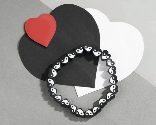 Armband mit Yin-und-Yang-Symbolen und dekorativen Papierherzen