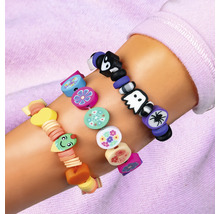 Arm mit drei Armbändern mit verschiedenen Motiven